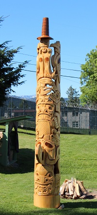 Totem pole carved by Guthrie House residents. Totem pole carved by Guthrie House residents.