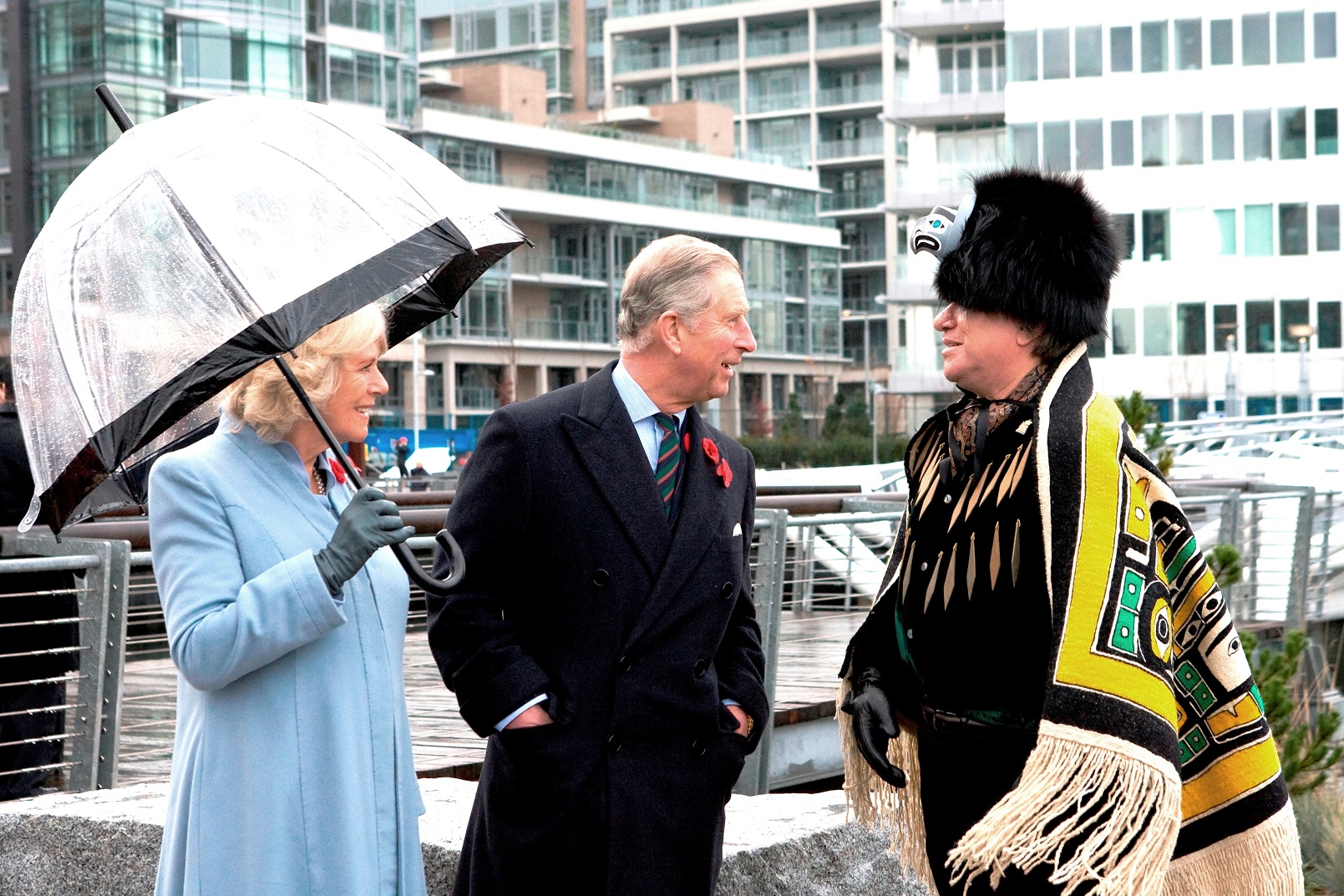 Le prince Charles et Camilla, duchesse de Cornouailles, s’entretiennent avec Wade Baker, un artiste autochtone de la Première Nation Coast Salish, lors d’une visite du village des athlètes des Olympiques d’hiver de Vancouver de 2010