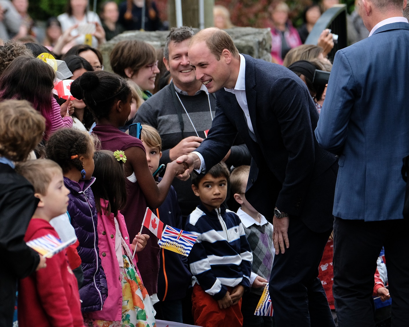 Le prince William discute avec des gens au Cridge Centre, à Victoria