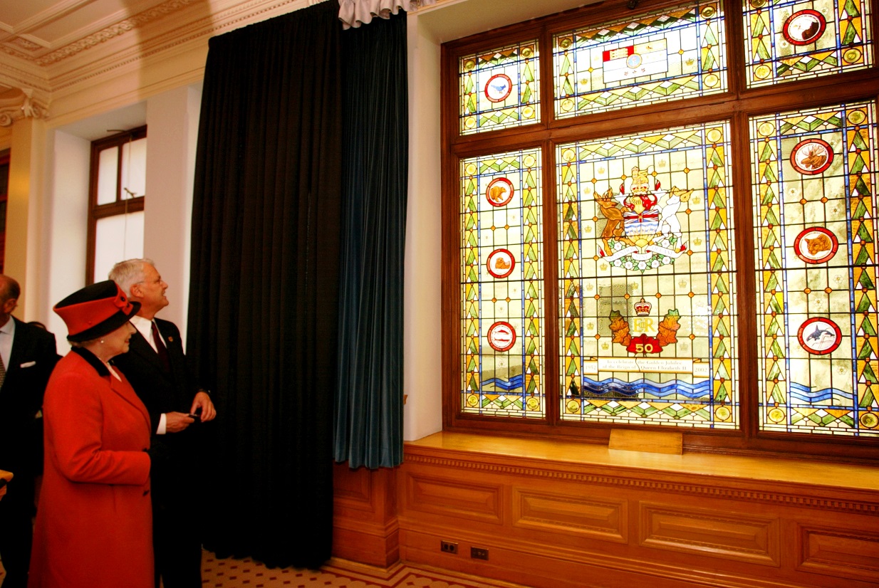 La reine dévoile le vitrail commémoratif de son jubilé d’or aux édifices du Parlement de la Colombie Britannique à Victoria