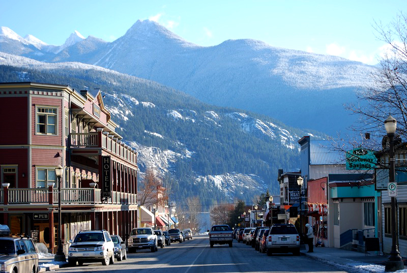 Front St. in Kaslo with mountains in the background