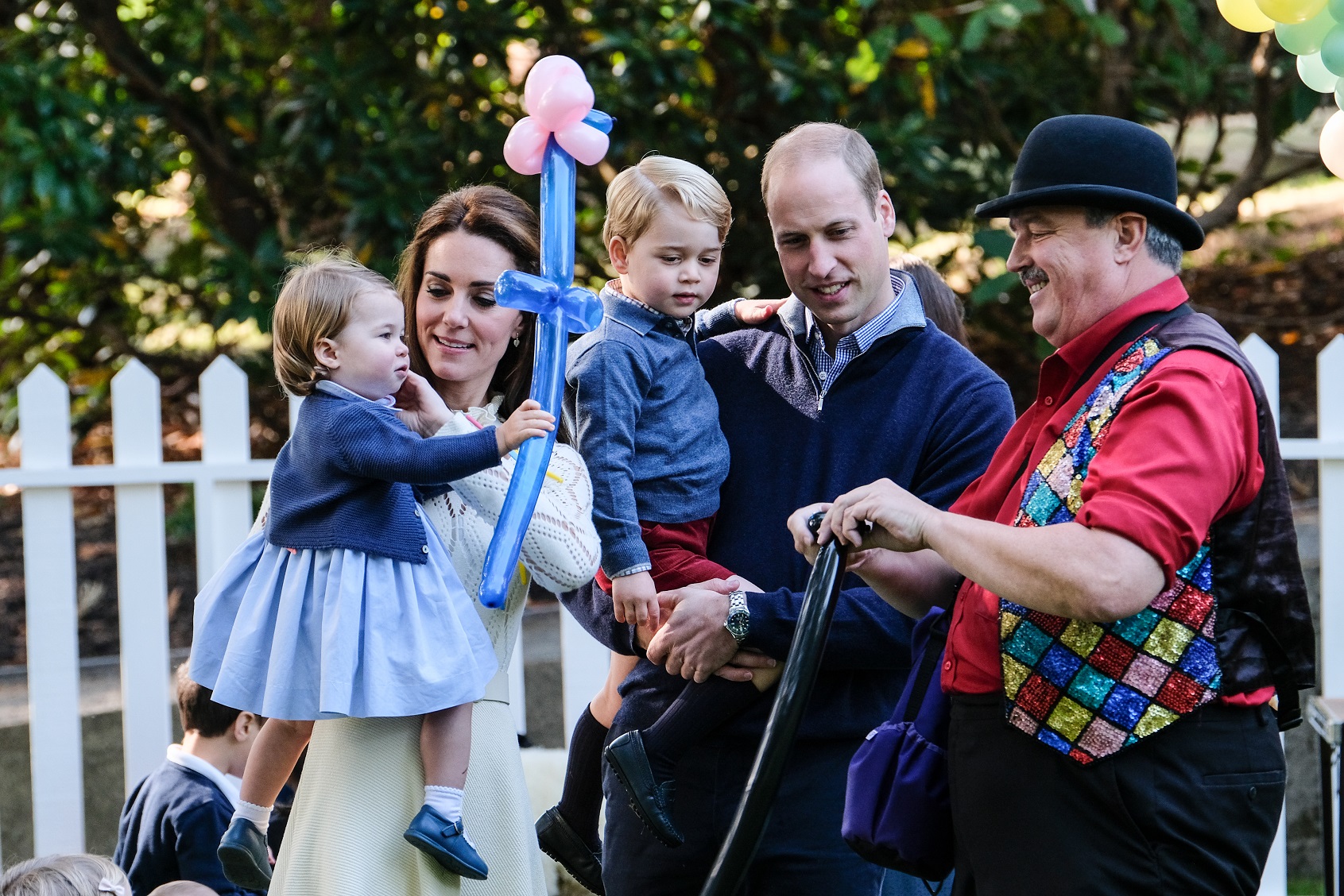 La famille royale s’amuse avec des ballons lors d’une fête d’enfants à la résidence de la lieutenante gouverneure. Des enfants et des familles du Centre de ressources pour les familles des militaires de Victoria y étaient également présents