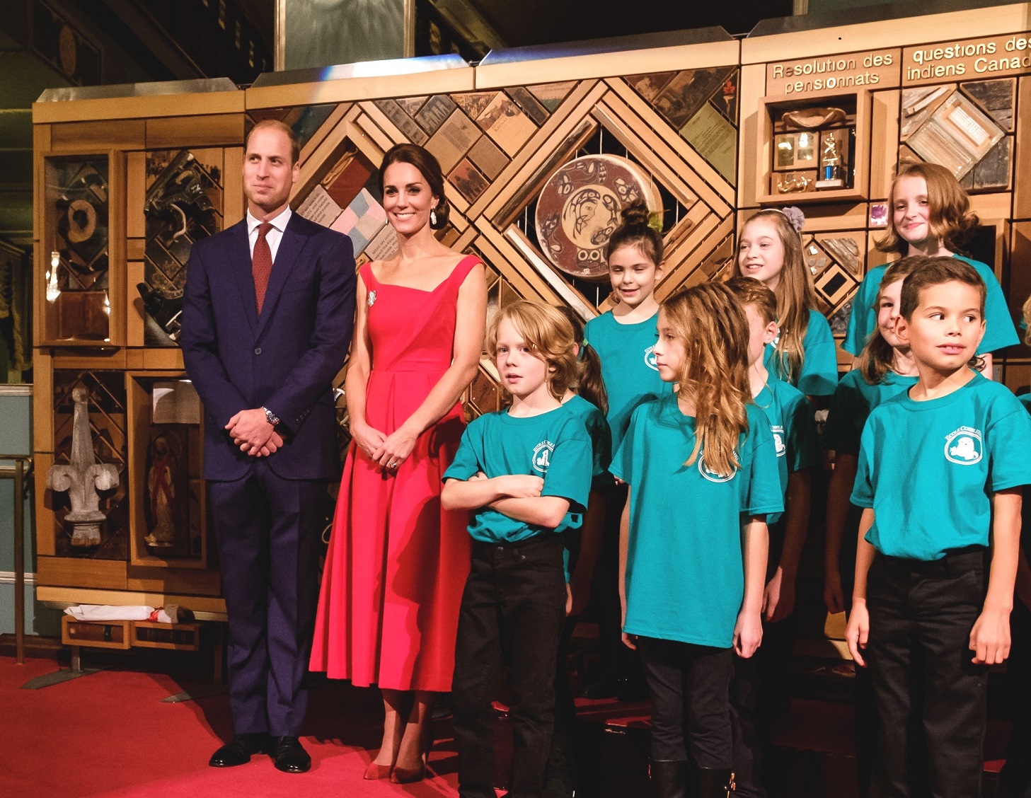 Des membres de la chorale d’enfants de l’école élémentaire Cobble Hill prennent part à la réception offerte par la Province de la Colombie Britannique à Government House de Victoria.