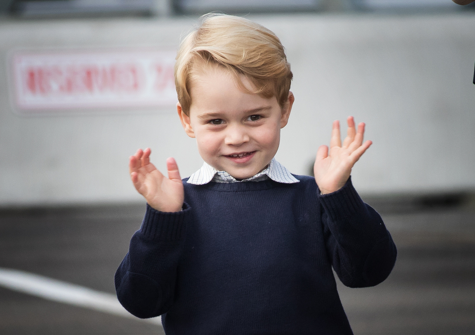 Le prince George salue la foule