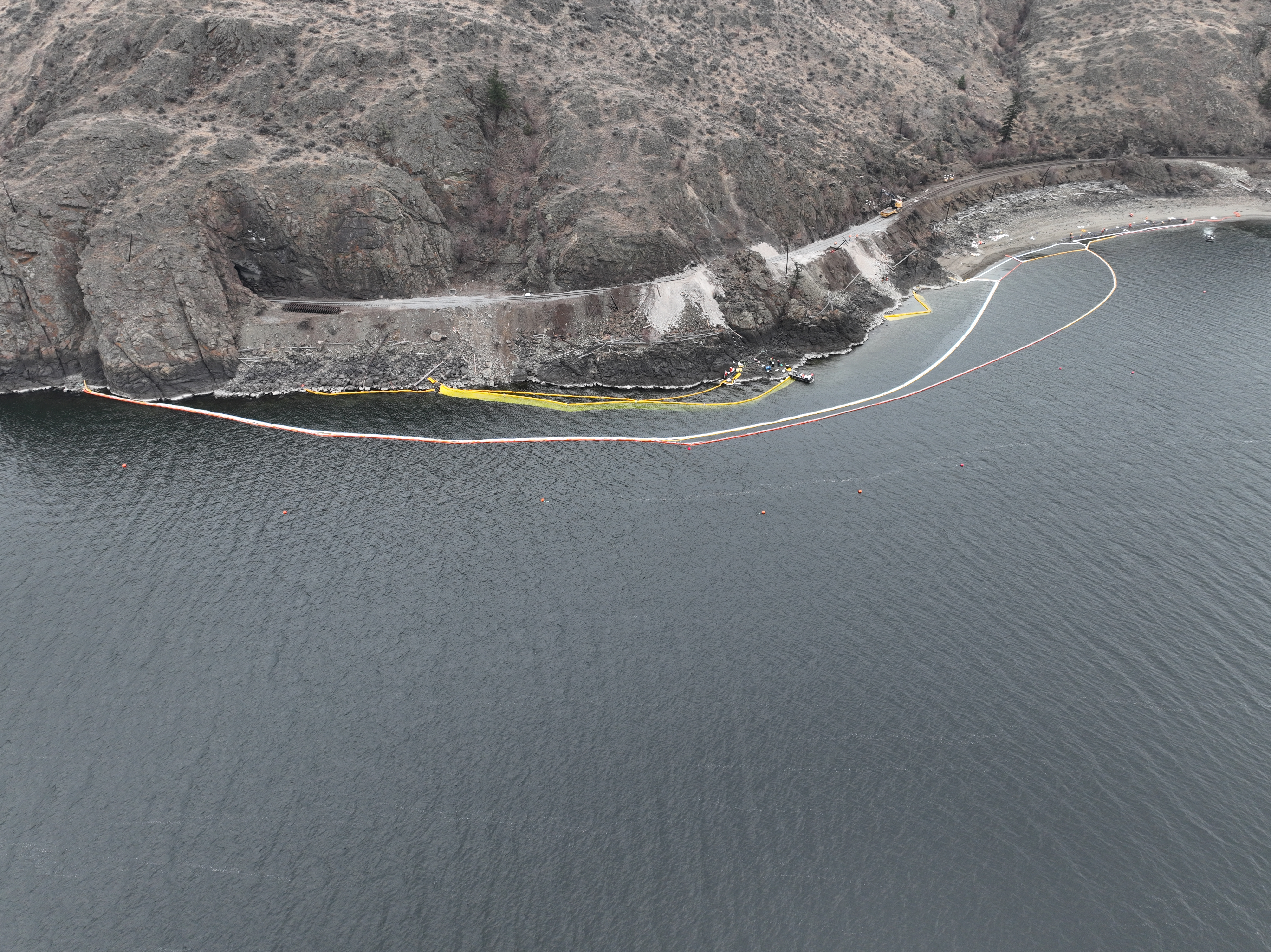 image of the boom along the shoreline at the incident site