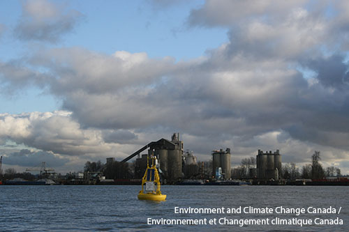 Real-time data buoy on Fraser River Environment and Climate Change Canada / Environnement et Changement climatique Canada