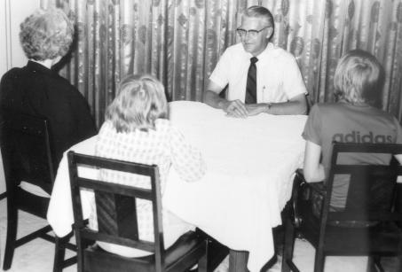 Probation officer meets with a parent and her children during a counselling session